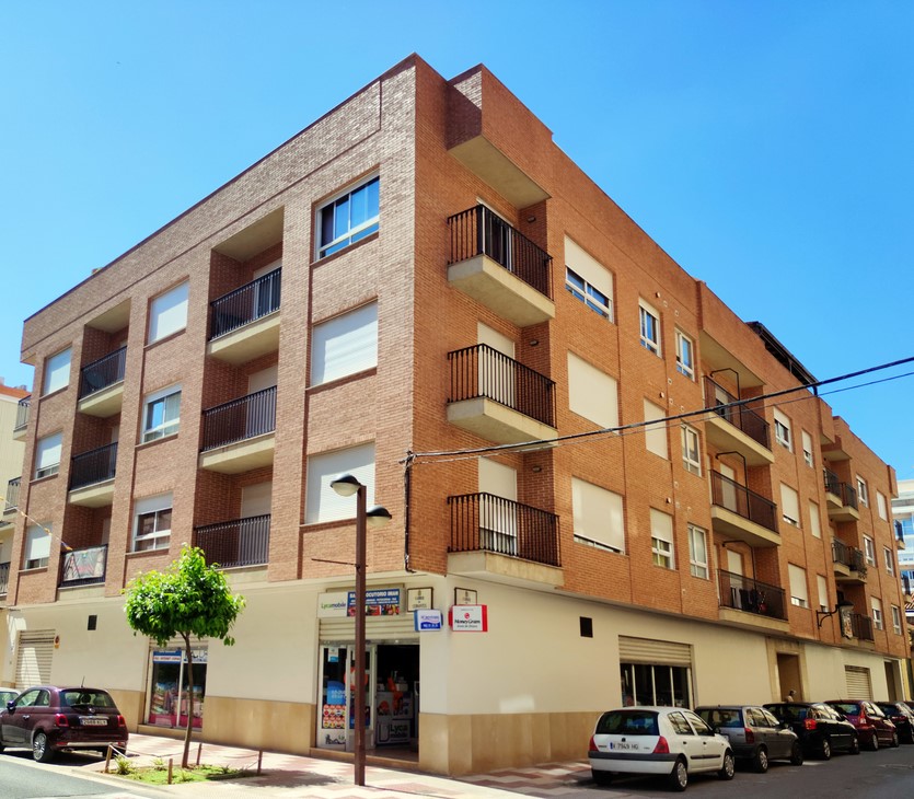 Vista desde una esquina de un edificio de tres plantas construido por Decor Urban Eivissa